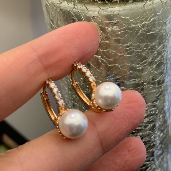Jewelry - Beautiful 18k Gold Filled zirconia pearl hoop